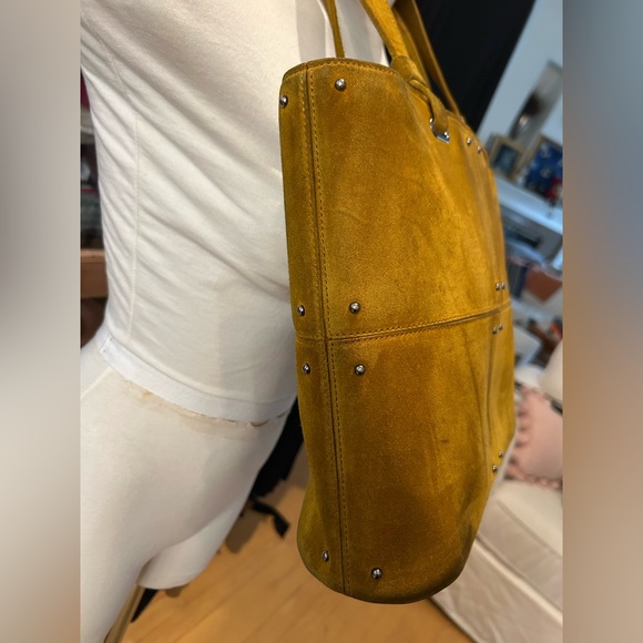 TOD’S Quilted Classic Leather Silver-Studded Bucket Bag in Mustard - Picture 5 of 16